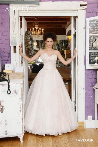 Suknia ślubna Favlook z kolekcji Elope 2019 firmy Afrodyta z Rzeszowa